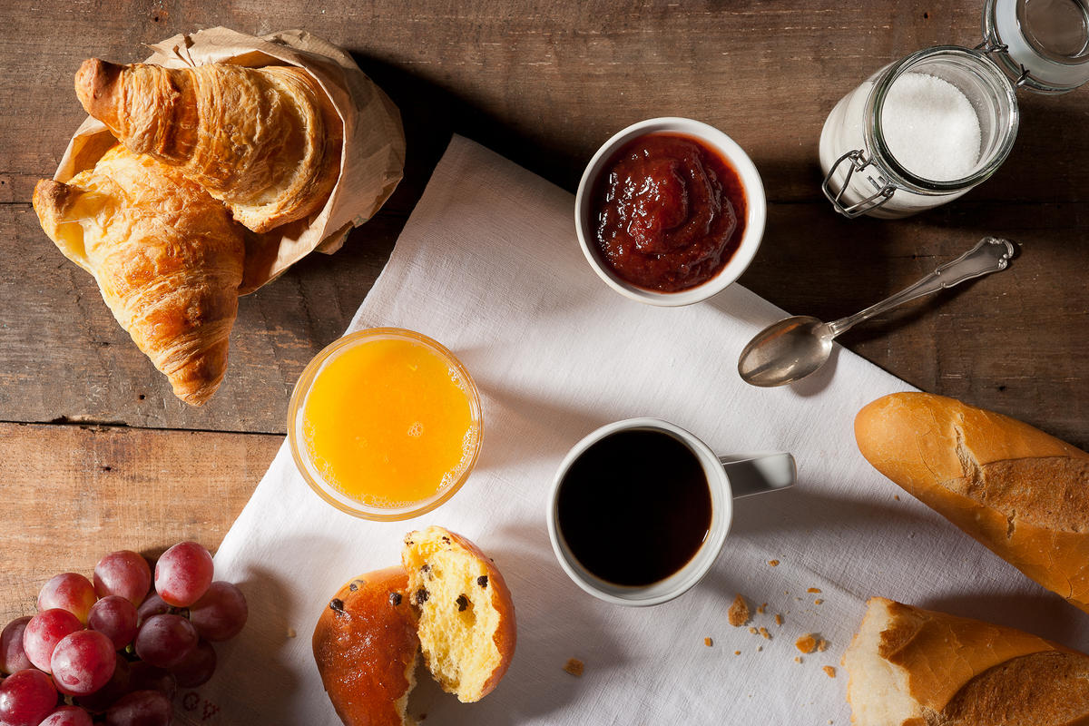colazione-con-croissant-fotografia