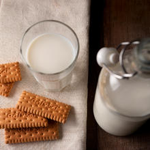 latte fresco con biscotti