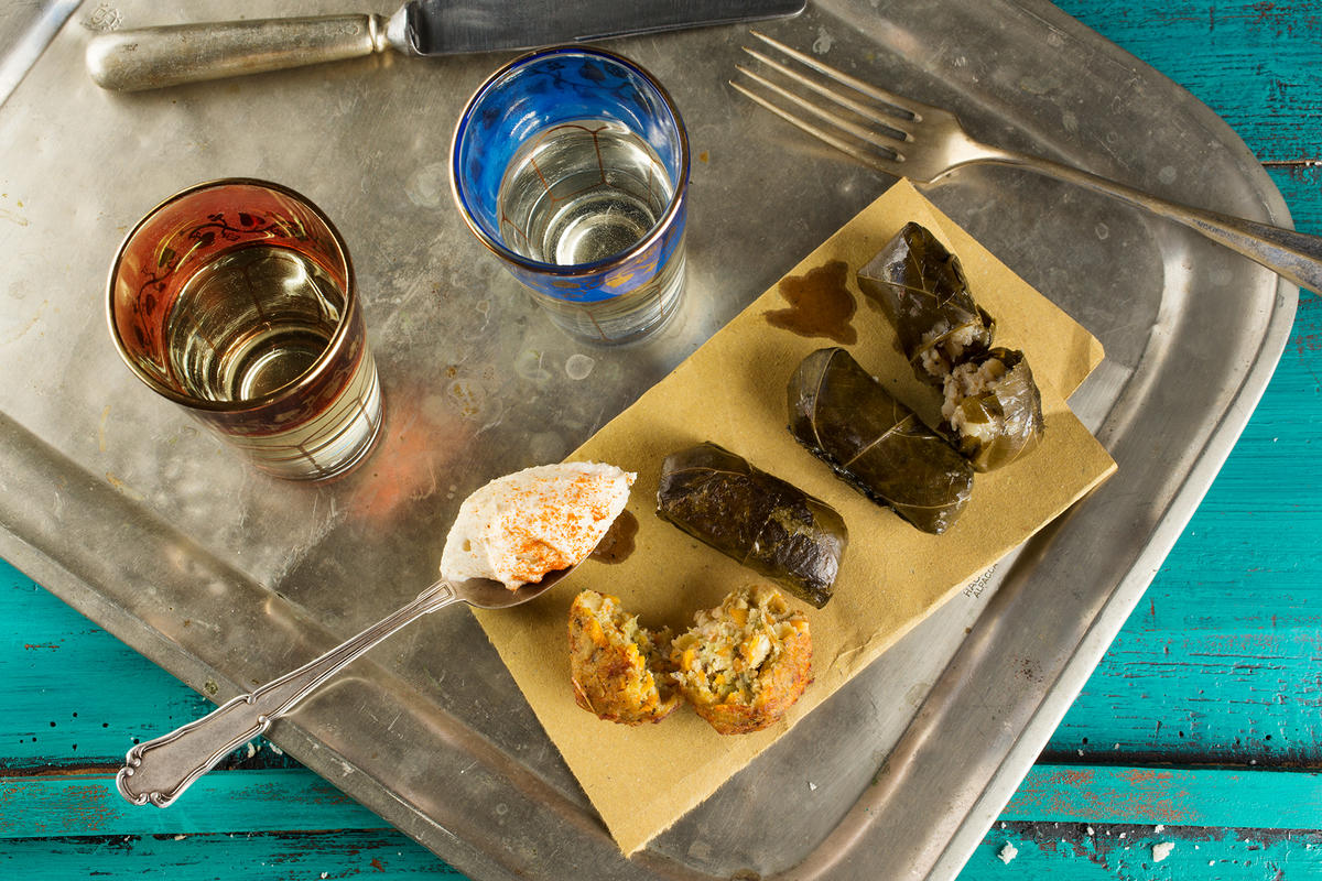 aperitivo-greco-con-dolmades