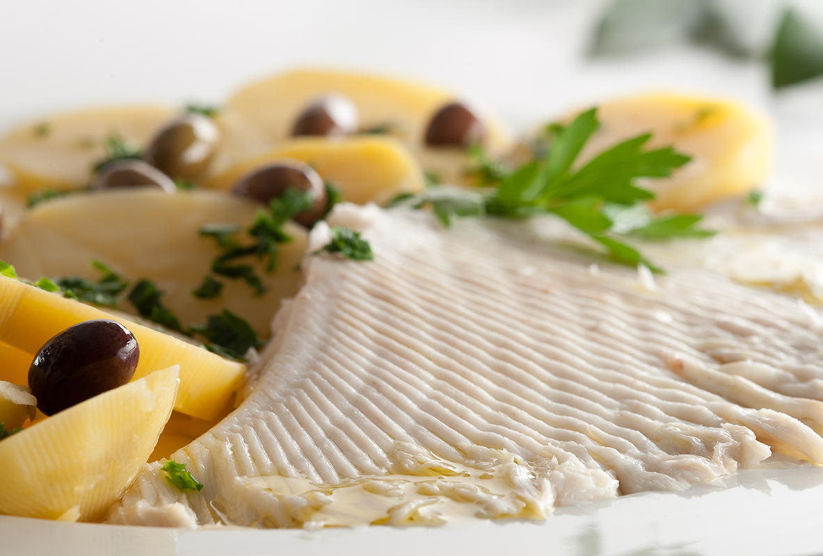 pesce razza con olive e patate
