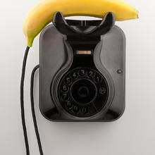 vecchio-telefono-e-banana-still-life-creative-photography