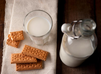 latte-fresco-con-biscotti