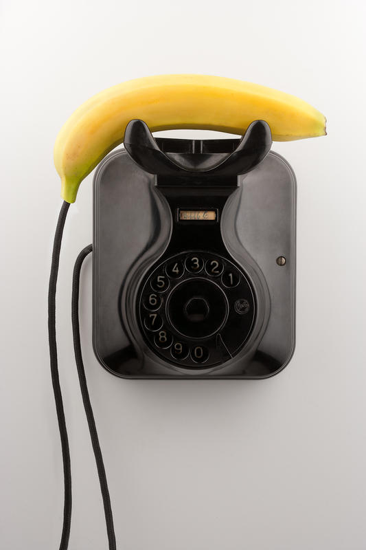 vecchio-telefono-e-banana-still-life-creative-photography